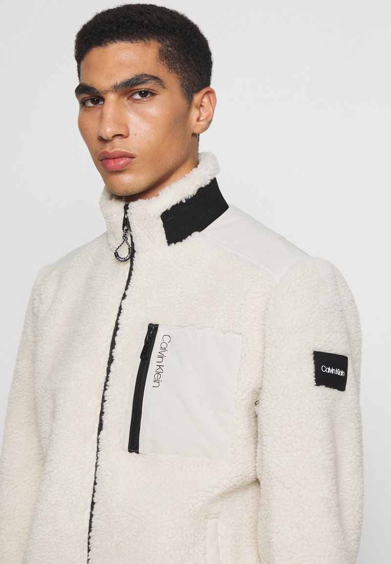 Descubrir 59+ imagen calvin klein teddy jacket Thptnganamst.edu.vn