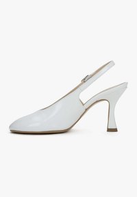 Witte lakleren slingbackpumps met een spitse neus, 7 cm hak en een verstelbaar bandje. Gemakkelijk aan te trekken textuur en minimalistisch ontwerp.