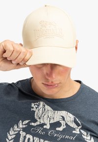 Lonsdale - Cap - off white Thumbnail Image 1
