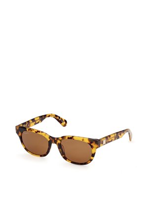 Gafas de sol rectangulares con patrón de carey, lentes marrones y patillas ligeramente curvadas, mostradas sobre un fondo blanco.