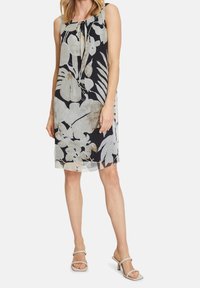 Ärmelloses Kleid mit floralem Print in Schwarz und Hellcreme, mit einem gefältelten Design und einem runden Ausschnitt. A-Linie Form und leichtes Material.