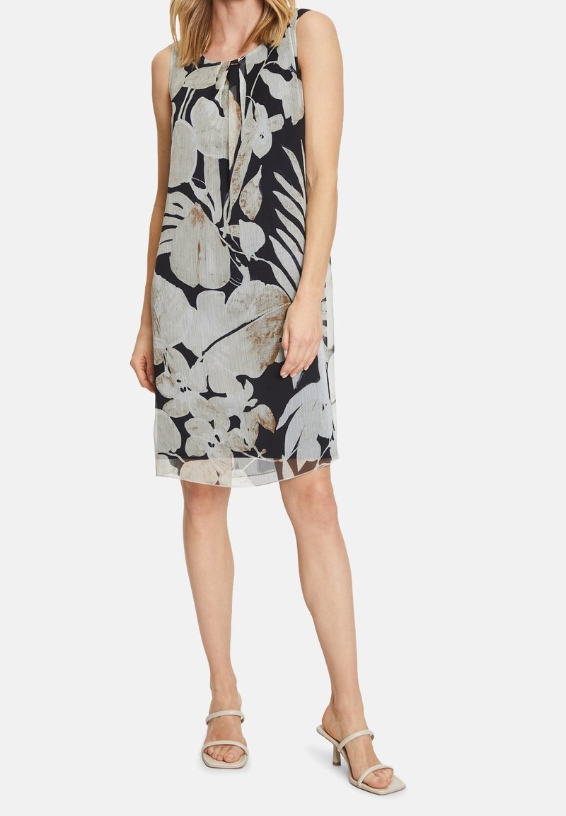Ärmelloses Kleid mit floralem Print in Schwarz und Hellcreme, mit einem gefältelten Design und einem runden Ausschnitt. A-Linie Form und leichtes Material.