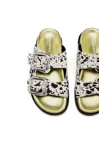 Sandali open-toe con un motivo a macchie bianche e nere, doppi cinturini regolabili in argento e una soletta in oro metallico. Suola nera.