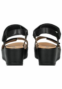 Sandali platform neri con due cinturini regolabili, tomaia in pelle texturizzata e suola liscia con un leggero tacco.