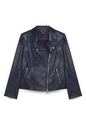 Navyblå læderjakke med asymmetrisk forlynlås, to lynlåslommer i siden, bred krave og lange ærmer.