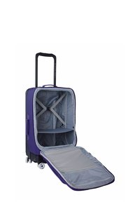 Valigia con ruote di colore viola con interno argentato. Caratteristiche includono due scomparti, una cinghia trasversale e una copertura anteriore con cerniera.
