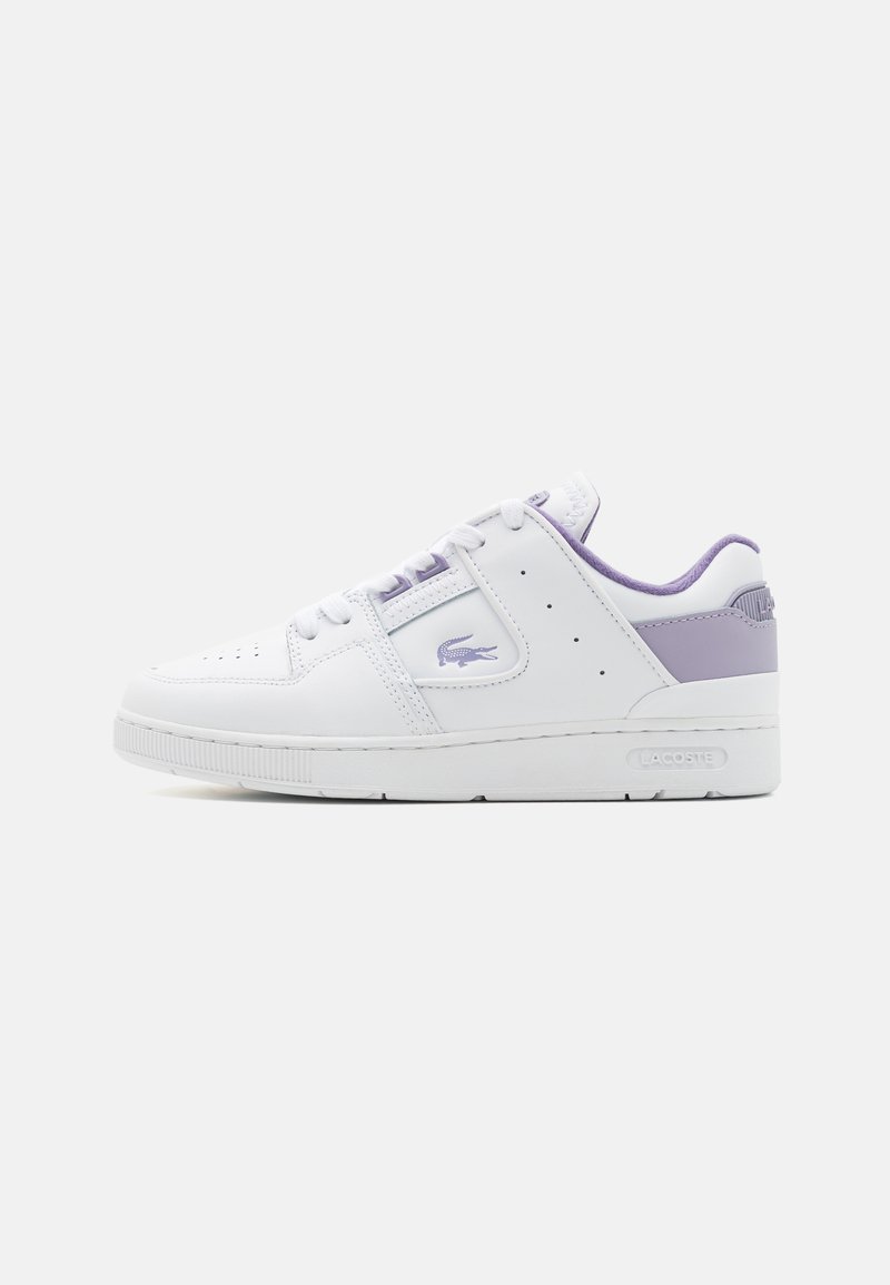 Hvit lær sneakers med lavendel detaljer, perforeringer på tåen, snøring og hevet logo. Flat gummisåle for godt grep.