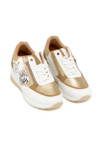 Sneakers bianchi e dorati con una finitura liscia, dotati di chiusura con zip, texture perforata e un accento decorativo discreto sul lato.