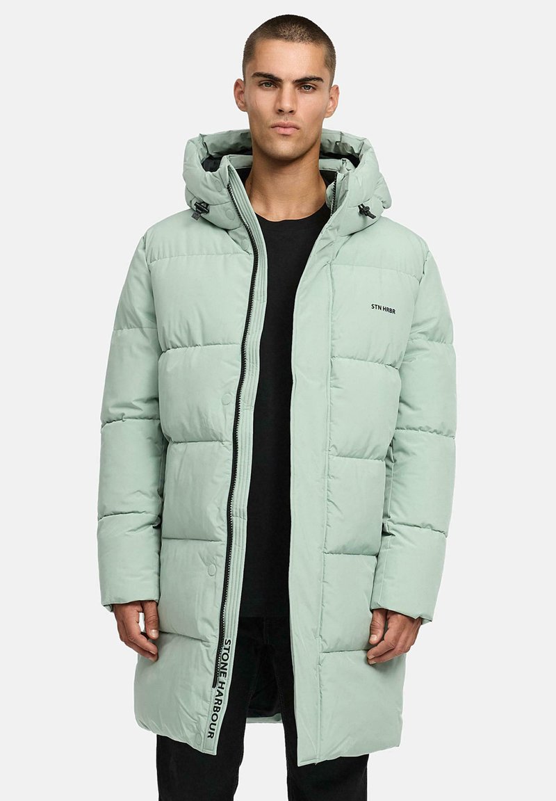 Cappotto lungo imbottito color verde menta con cappuccio, caratterizzato da una zip nera e dettaglio con logo sul davanti. Il tessuto ha una texture liscia e lucida.