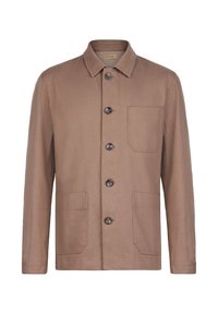 Brun skjorta i button-up-stil av slät tyg. Har en krage, fem knappar, två framfickor och en bröstficka. Enkel design, inga mönster.