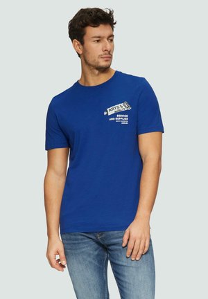 Blauwe t-shirt met korte mouwen van katoen, voorzien van een witte grafische afbeelding met de tekst "ARTS & SUPPLIES" op de borst, ronde halslijn.