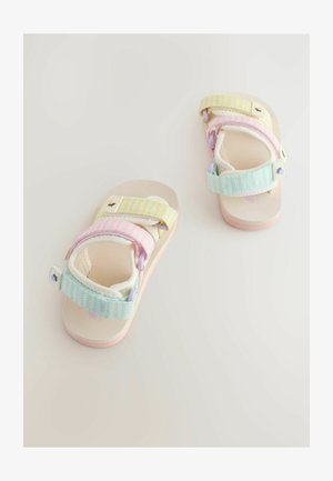 Bērnu sandales ar beigu krāsas zoli, pasteļtoņu svītrainām regulējamām siksnām dzeltenā, rozā un zilā krāsā, un mīkstu teksturētu zolīti.