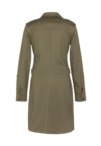 Manteau trench vert olive à manches longues avec un col, une ceinture à la taille et des poignets à boutons. Tissu lisse et coupe droite. Vue de dos.