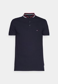 Marinblå kortärmad polo med tre knappar, ribbad krage med röd, vit och blå rand, samt liten logotyp på bröstet.