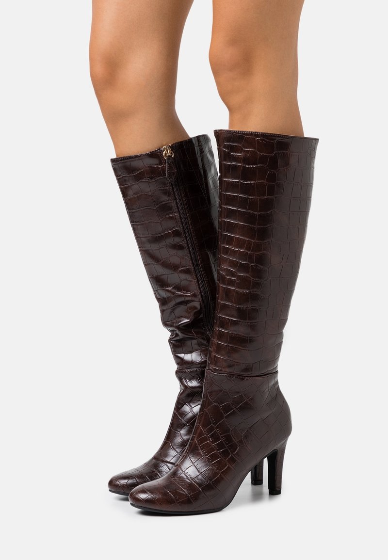 Bottes marron jusqu'au genou en cuir verni au motif crocodile, avec un bout effilé, un talon aiguille et une fermeture éclair sur le côté.
