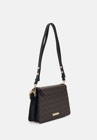 Borsa a tracolla con motivo nero e marrone, con patta ribaltabile, accessori in oro e una tracolla removibile con un'esclusiva catena.