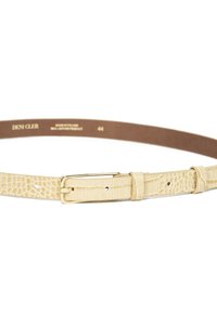 Beżowy skórzany pasek z wzorem krokodyla, z złotą metalową klamrą i wieloma otworami do regulacji. Etykieta marki widoczna wewnątrz.