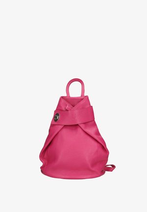 Vaaleanpunainen nahkareppu, jossa on pyöreä muoto, kietoutuva muotoilu, yläkahva ja hopeinen nappikoriste.