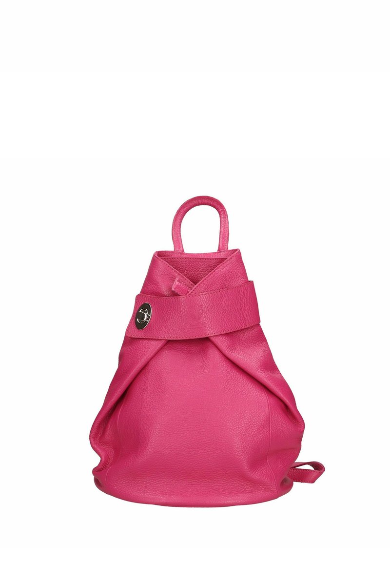 Růžový kožený batoh se zaobleným tvarem, s designem ve stylu obalu, horní rukojetí a stříbrným knoflíkem jako ozdobou.