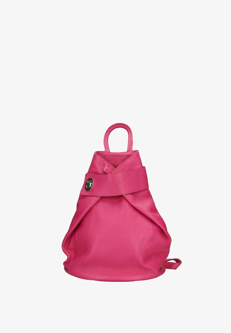 Růžový kožený batoh se zaobleným tvarem, s designem ve stylu obalu, horní rukojetí a stříbrným knoflíkem jako ozdobou.