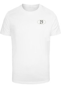 T-shirt blanc à manches courtes en coton. Présente un petit logo ovale noir et crème avec '23' sur la poitrine gauche. Design simple et classique.
