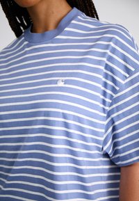 Carhartt WIP BRYNA - Tricou cu imprimeu - charm blue/white
