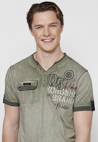 Koroshi SHORT SLEEVE  - Marškinėliai su spaudiniu - kaki   khaki
