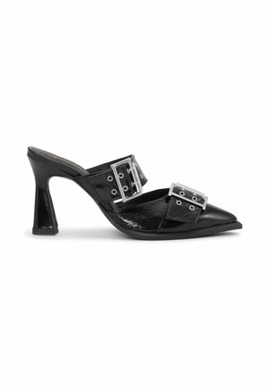 Čierne mule na vysokom podpätku so špicatou špičkou, dvoma širokými pásmi s veľkými striebornými prackami a okami, a zúženým blokovým podpätkom.