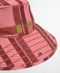 Beren muts in een roze, rode en groene ruitontwerp. Kenmerkt zich door een ribbelstructuur en een messing oogje accent aan de zijkant.