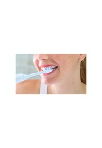 Elektrische tandenborstel met een witte handgreep en blauwe borstelharen. Close-up van tanden en lippen, die mondhygiëne tonen in een heldere omgeving.
