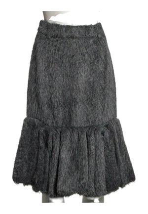 Jupe mi-longue gris foncé duveteuse avec taille élastique et ourlet volanté évasé en matière douce texturée.
