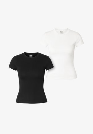 Zwei eng anliegende T-Shirts mit kurzen Ärmeln und Rundhalsausschnitt, eines schwarz und eines weiß, nebeneinander auf weißem Hintergrund dargestellt.