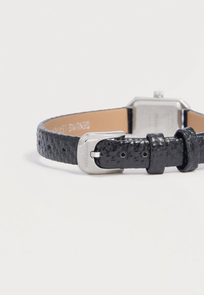 Bracelet de montre en cuir noir texturé avec boucle argentée gravée "Ferragamo" sur fond blanc.