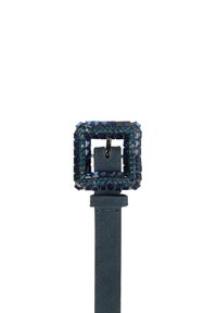 Blauwe suède riem met een vierkante gesp versierd met donkerblauwe en turquoise strass steentjes, met een metalen pinsluiting.