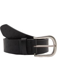 Sort læderbælte med et præget mønster, der har en sølvmetal spænde og holder, som fremhæver en glat tekstur og en afsmalnet ende.