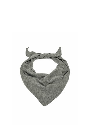 Zachte grijze gebreide driehoekige sjaal met gedraaide uiteinden, los gestrikt in een knoop op een witte achtergrond.