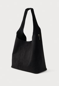 Svart hobo-väska i mjuk mocka med ett enda, brett axelband, som har en sömlös design och subtila sydetails.