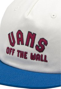 Cappello bianco con visiera blu, caratterizzato da testo ricamato "VANS OFF THE WALL" in bordeaux. Piccola visiera piatta, materiale in cotone e design strutturato.