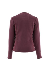 Chaqueta ajustada burdeos con mangas largas, tejido texturizado y detalles de acolchado sutiles a lo largo de los lados. La vista trasera muestra un escote redondeado.