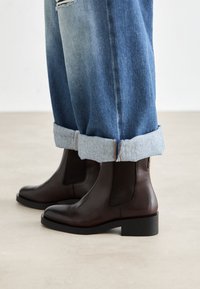 Non sélectionné, dark brown