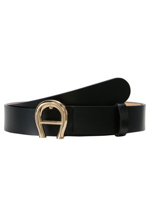 Ceinture en cuir noir avec un design plat et une extrémité arrondie. Présente une boucle carrée en ton doré et une texture lisse.