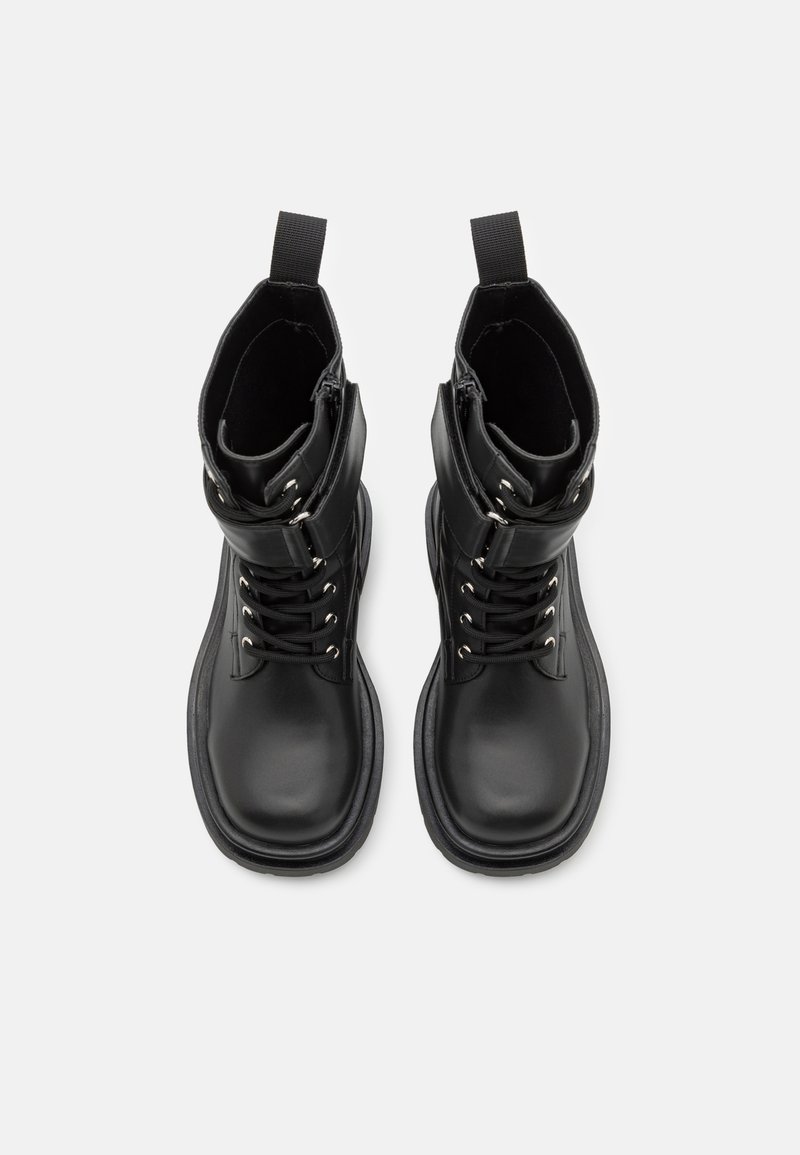 Schwarze Lederstiefeletten mit runder Zehenform, Schnürung an der Vorderseite, Metallösen und einem seitlichen Reißverschluss. Sie verfügen über eine robuste Gummisohle und zwei Ziehschlaufen.