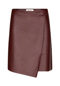 Burgundyröd läderomslutningskjol med rak skärning, texturerad yta och en synlig söm på vänster sida. Etiketten säger "Modström."