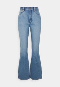 Jean flare bleu clair en denim. Taille haute avec fermeture à bouton, design à cinq poches et détails cousus le long des coutures.