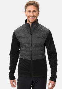 Herren Vaude Jacke, mit einem unteren Bereich aus schwarzem Fleece und einem gepolsterten oberen Teil in Grau. Voller Reißverschluss vorne, kleines Logo-Detail auf der Brust.