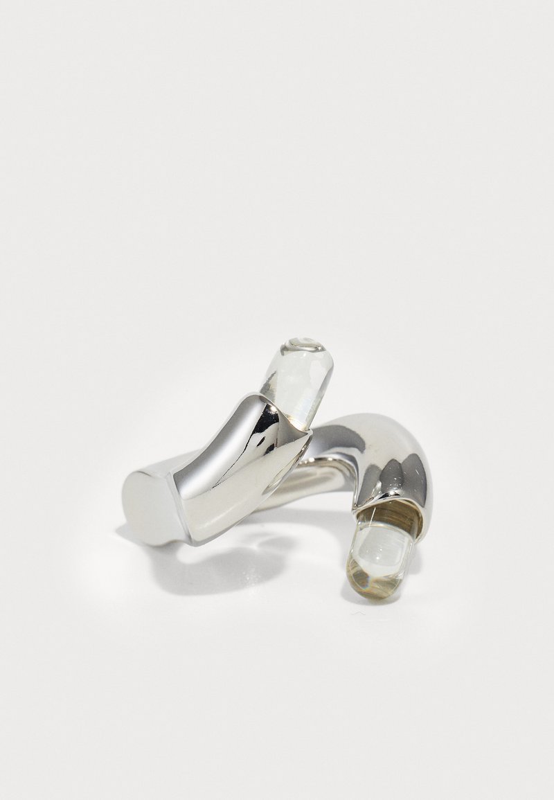 Bague en métal argenté avec un design courbé ; comporte deux accents en cristal transparent à chaque extrémité, texture lisse et finition polie.