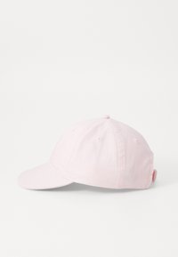 Rosa keps med en böjd skärm, sexpanelers design, strukturerad bomullstyg, justerbart bakre band och sydda ventilationshål.