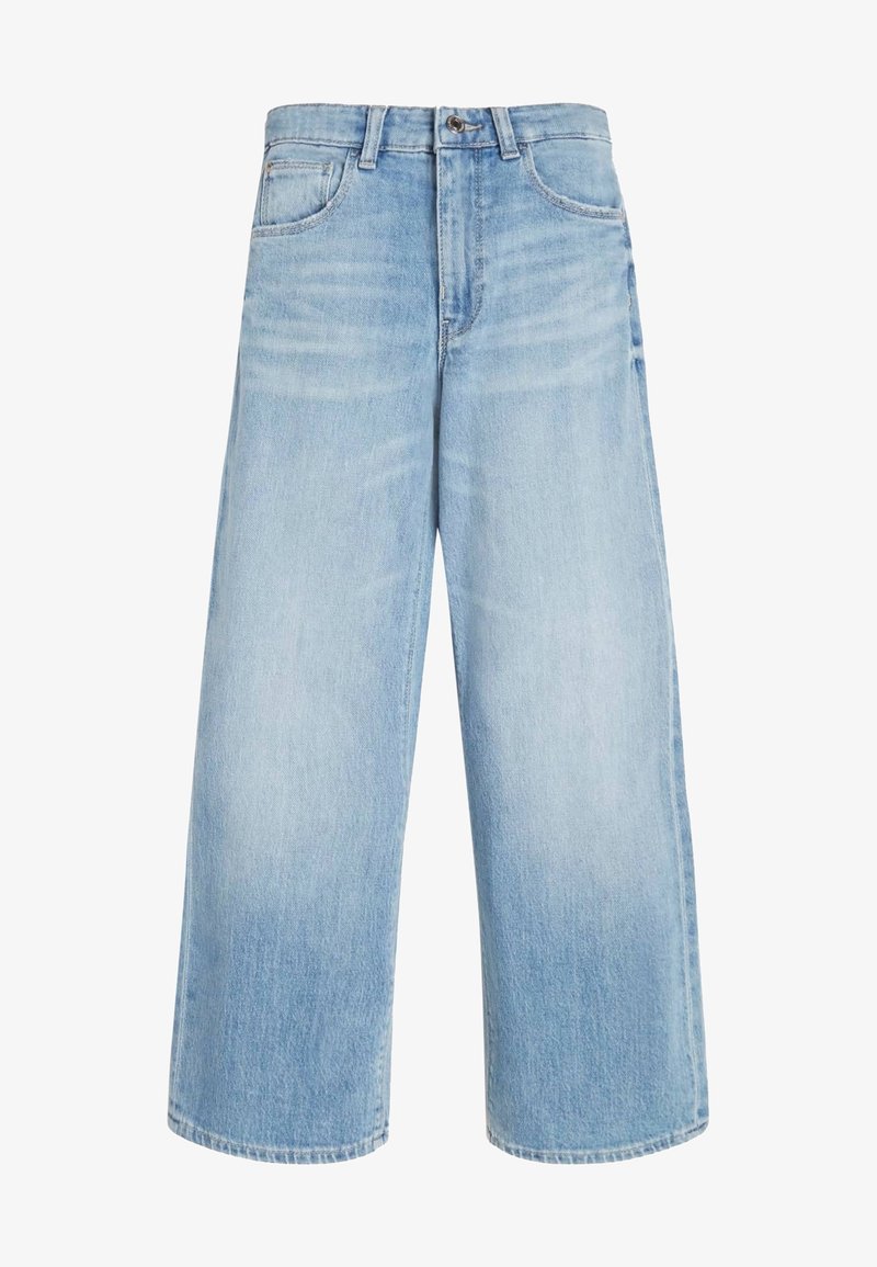 Světle modré džíny s širokými nohavicemi vyrobené z denimu, s klasickým designem pěti kapes, zapínáním na knoflíky a jemnými vybledlými místy na látce.