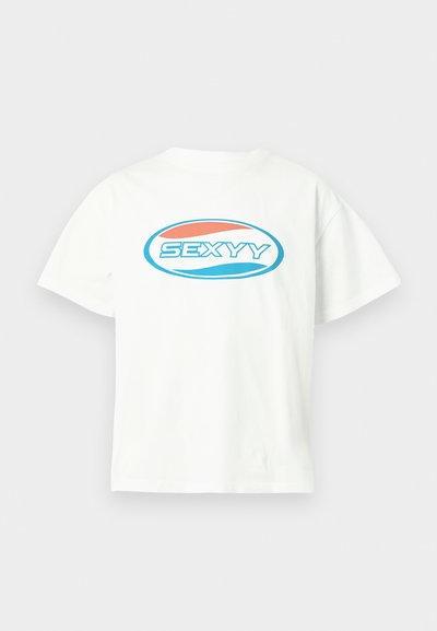 Bijela pamučna majica kratkih rukava. Na prednjoj strani grafički tekst "SEXYY" u plavoj i narančastoj boji unutar ovalnog okvira.