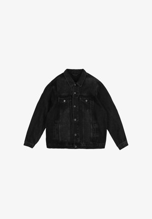 Czarna dżinsowa kurtka z guzikami z przodu, dwoma kieszeniami na piersi i długimi rękawami. Materiał ma lekko postrzępioną fakturę.